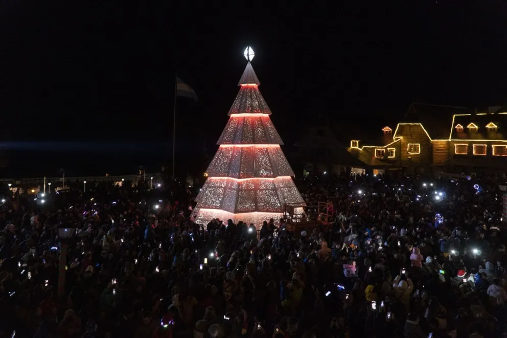 Con el encendido del pino, Bariloche comenzó a vivir la Navidad 