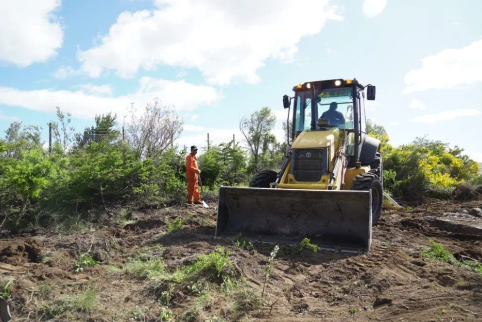 Comenzaron a trabajar en la apertura de la calle Cacique Prayel en el barrio El Frutillar