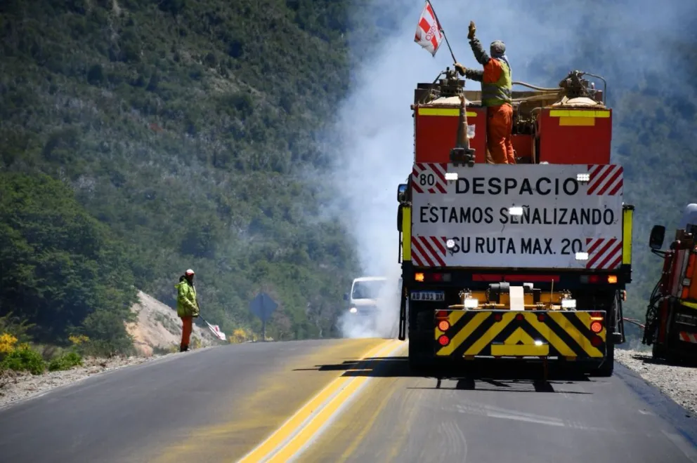 Realizan tareas de señalización en la ruta 40