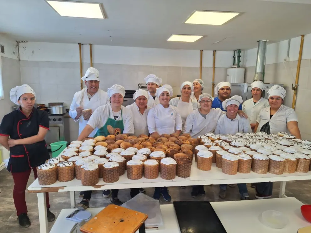 Estudiantes solidarios: elaboraron 300 panes dulces para donar