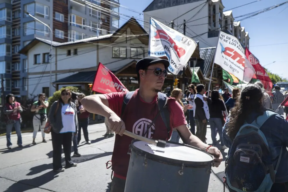 Con un abrazo al hospital, ATE Bariloche llevó a cabo la jornada nacional de lucha