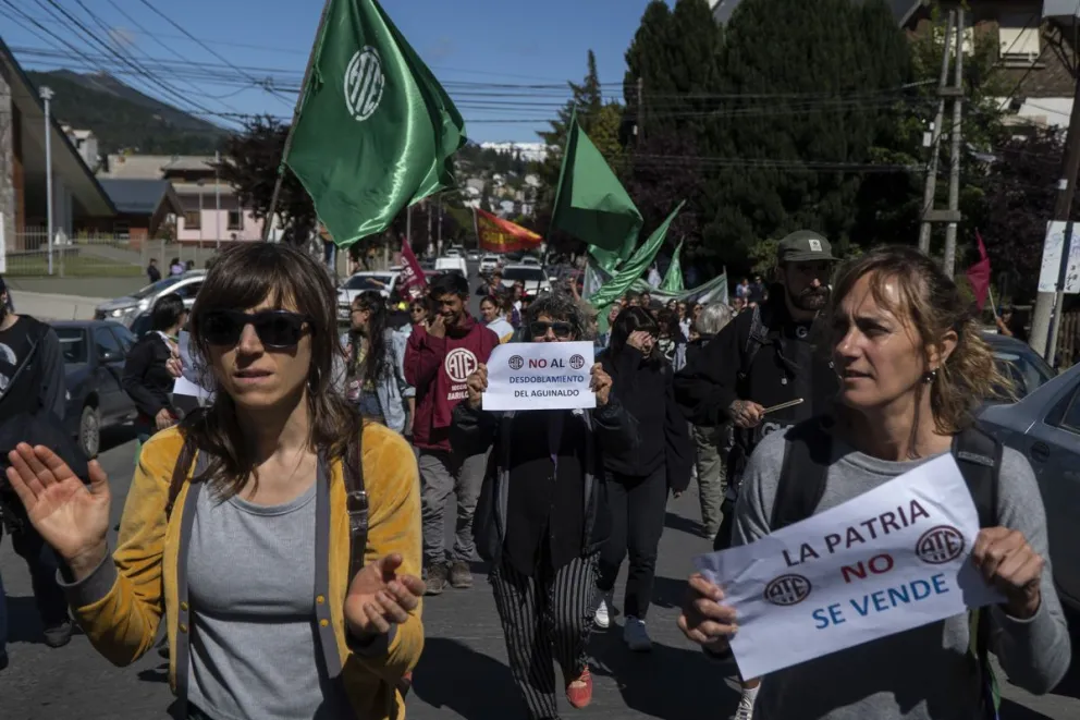 El gobierno analiza descontar el día a quienes se sumen al paro de la CGT
