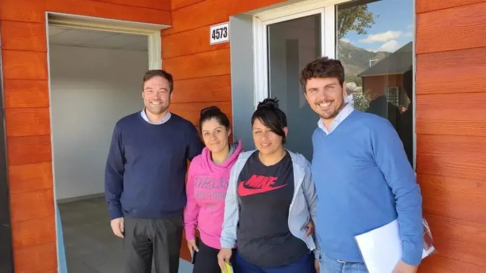 Doce familias recibieron su vivienda en el barrio El Frutillar