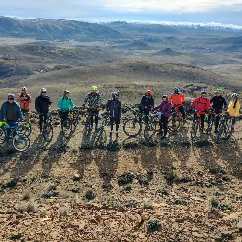 Pedaleando por la estepa, el grupo que recorre los más increíbles paisajes de la región