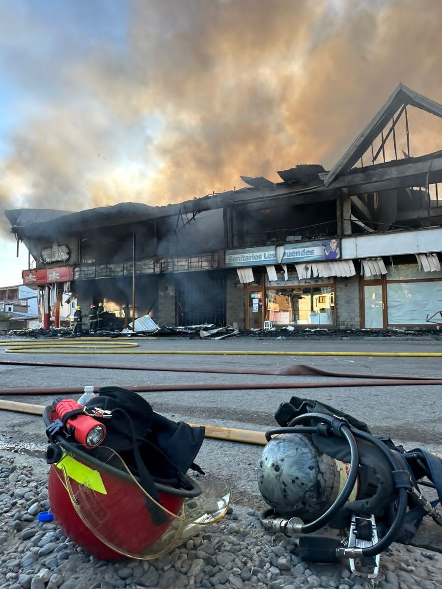 Voraz incendio y pérdidas totales en la sucursal de Casa Elvira en El Bolsón