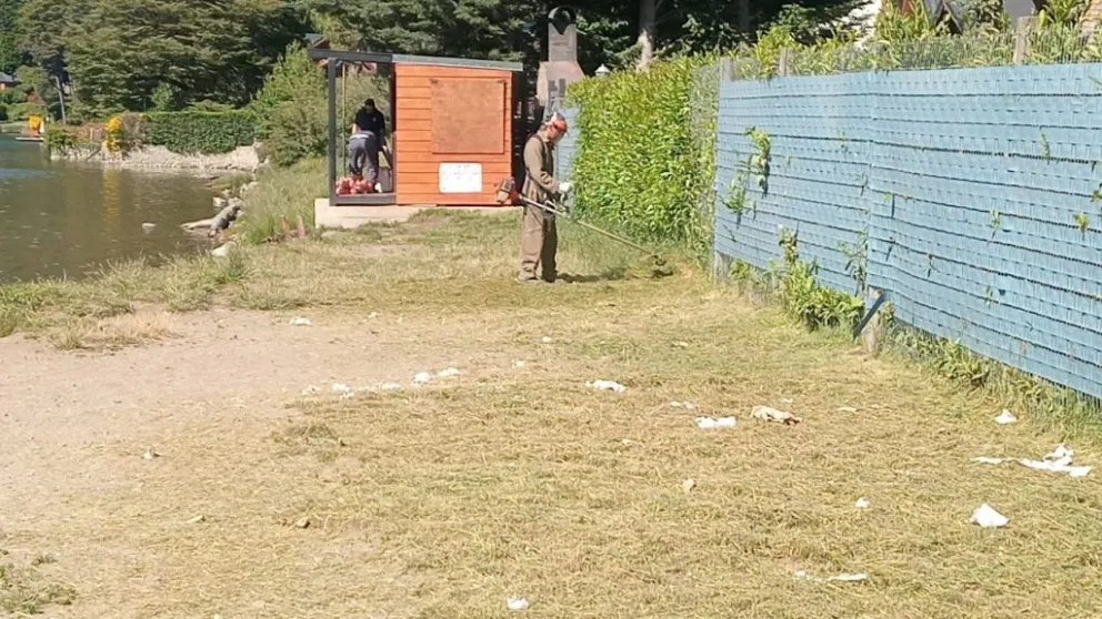 Las delegaciones municipales del Oeste trabajan en el acondicionamiento de calles y playas