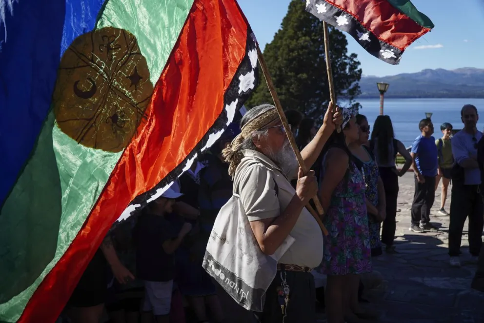 Comunidades mapuche en una marcha al conmemorarse 10 años de la derogación de la ley Anticianuro. Foto: ilustrativa Marcelo Martínez. 