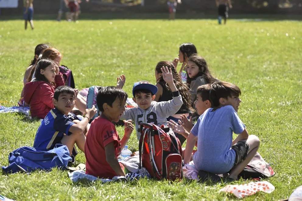 Este verano habrá propuestas para niñas, niños, adolescentes y personas mayores. Foto: ilustrativa Marcelo Martínez.