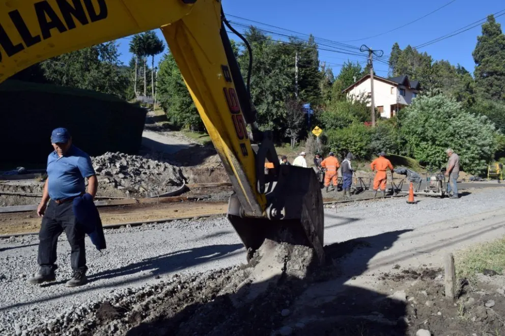 Avanzan con el arreglo de la calzada en el kilómetro 5.700 de la avenida de Los Pioneros
