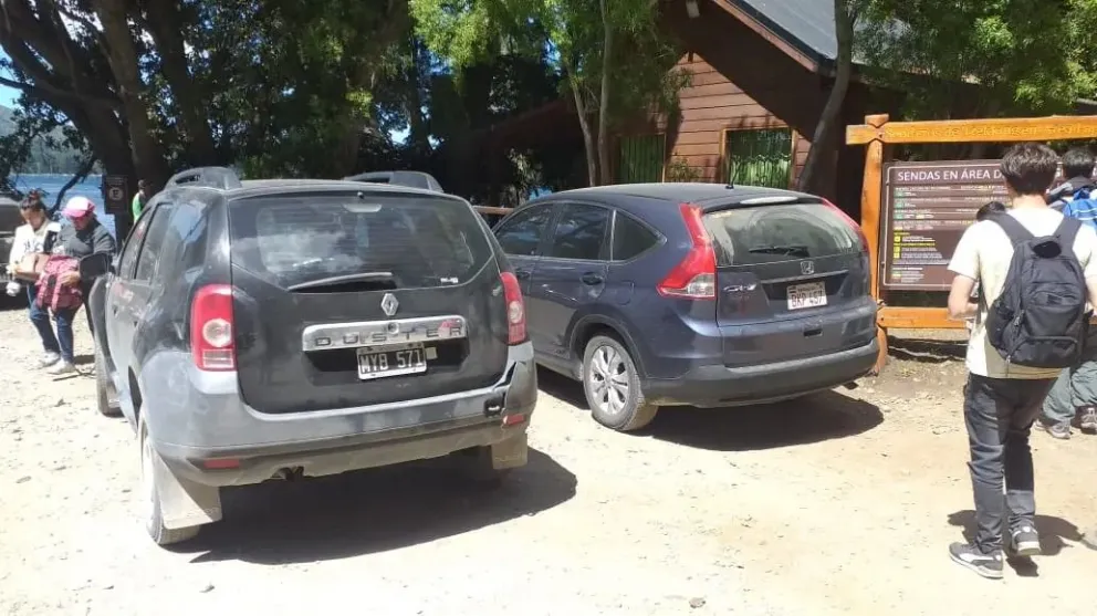 A pesar de los pedidos, los autos mal estacionados siguen siendo un problema