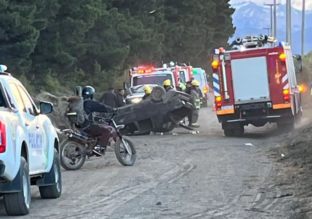 Impactante vuelco en una calle del barrio Las Chacras