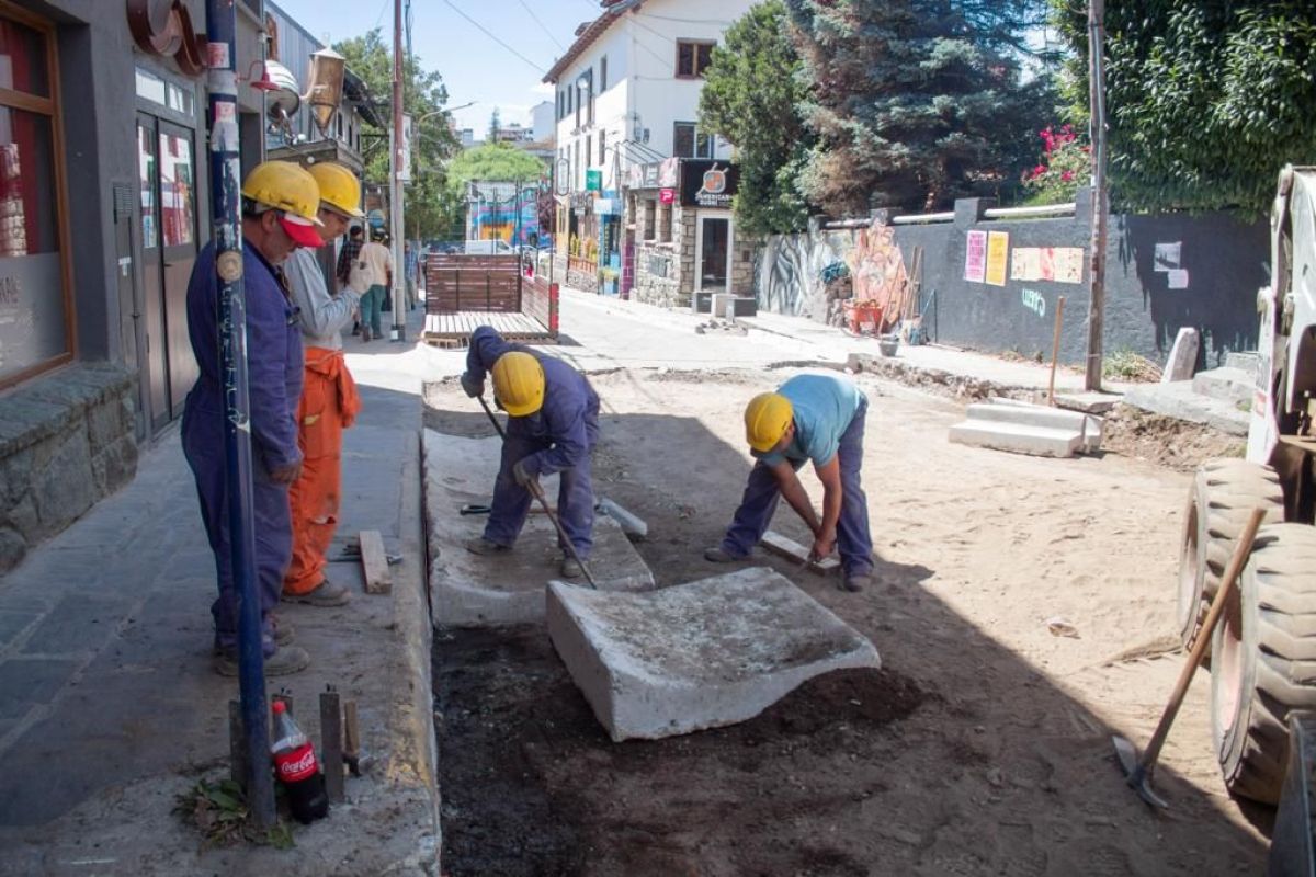 Avanzan los trabajos de pavimentación en calle Juramento 