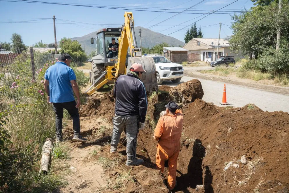 Trabajan en la limpieza de las calles de la ciudad para evitar inundaciones en invierno