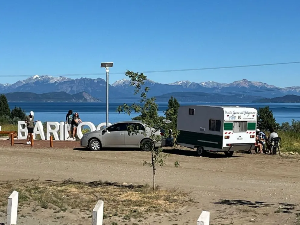 A pesar de la prohibición, casillas rodantes se instalan en el ingreso a la ciudad