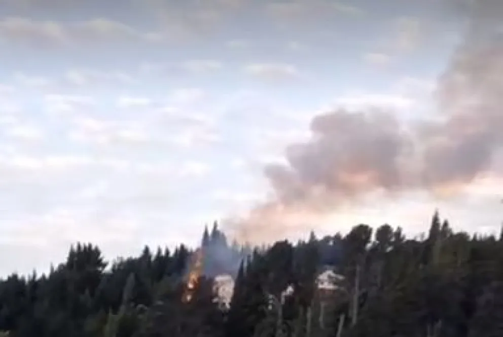 Controlaron un incendio a pocos metros del hotel Amancay