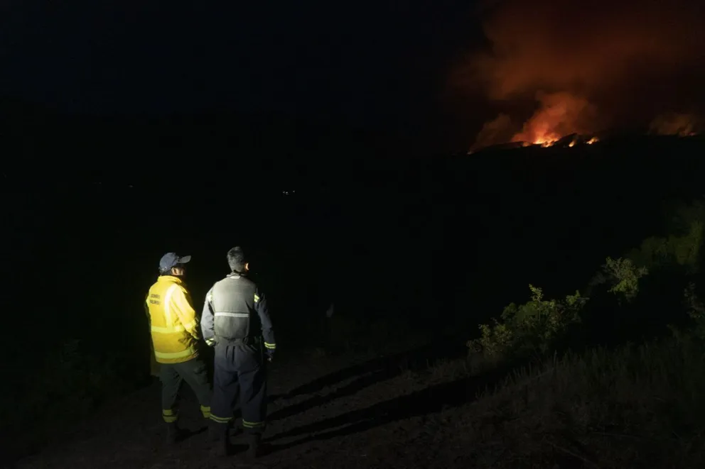 El Gobierno porteño envío más de 40 brigadistas para combatir el incendio en Los Alerces