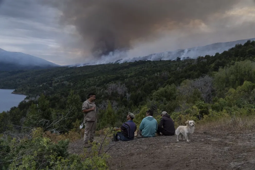 Aunque continúa el combate contra el fuego, contuvieron el incendio en Los Alerces