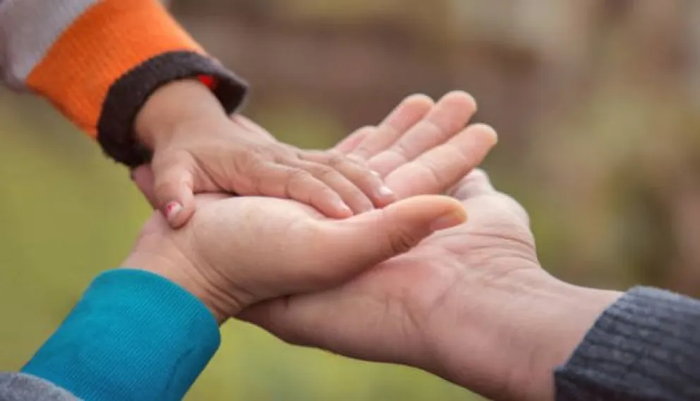 Una niña de 9 años espera ser adoptada por una familia