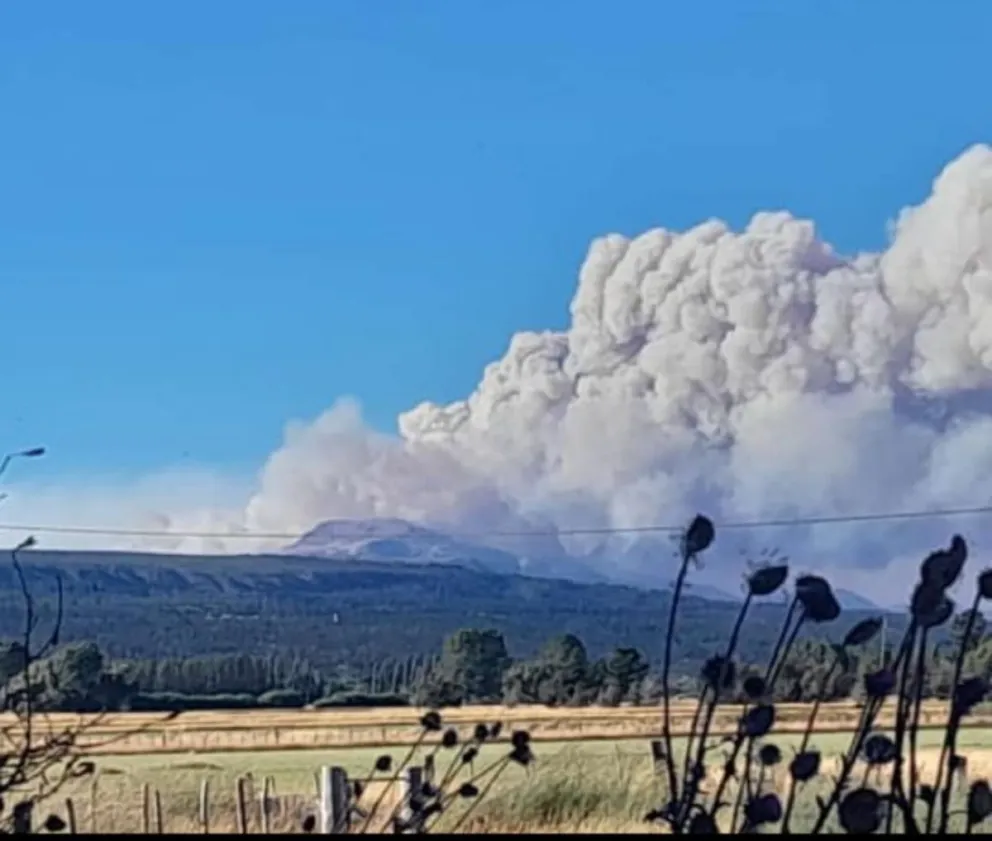 El fuego sigue descontrolado en Los Alerces y el humo cubrió Esquel