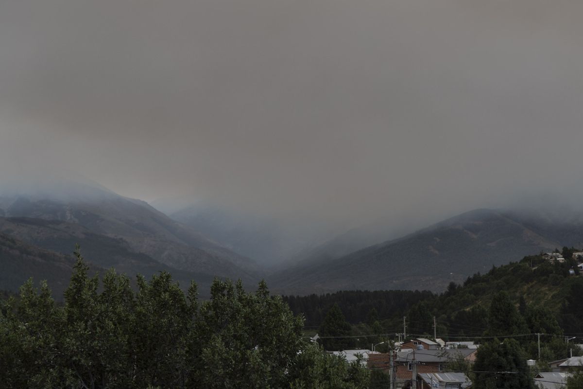 Un incendio en Brazo Tristeza cubre de humo a Bariloche