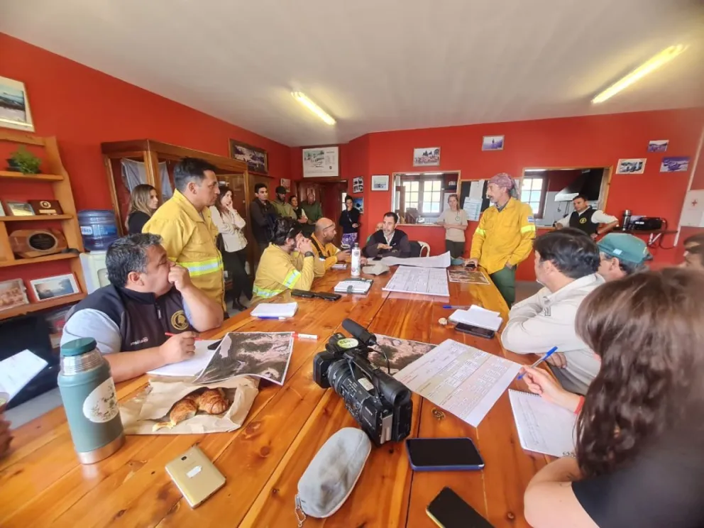 Crearon un comando entre varias instituciones para combatir el incendio en el Parque