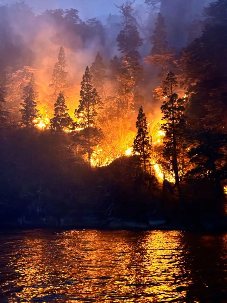 Con más brigadistas, sigue el trabajo para combatir las llamas en el Brazo Tristeza