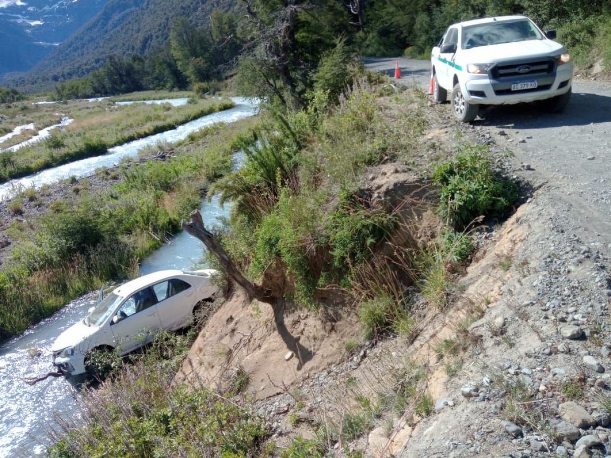 Un vehículo despistó camino al Tronador y cayó al Río Manso