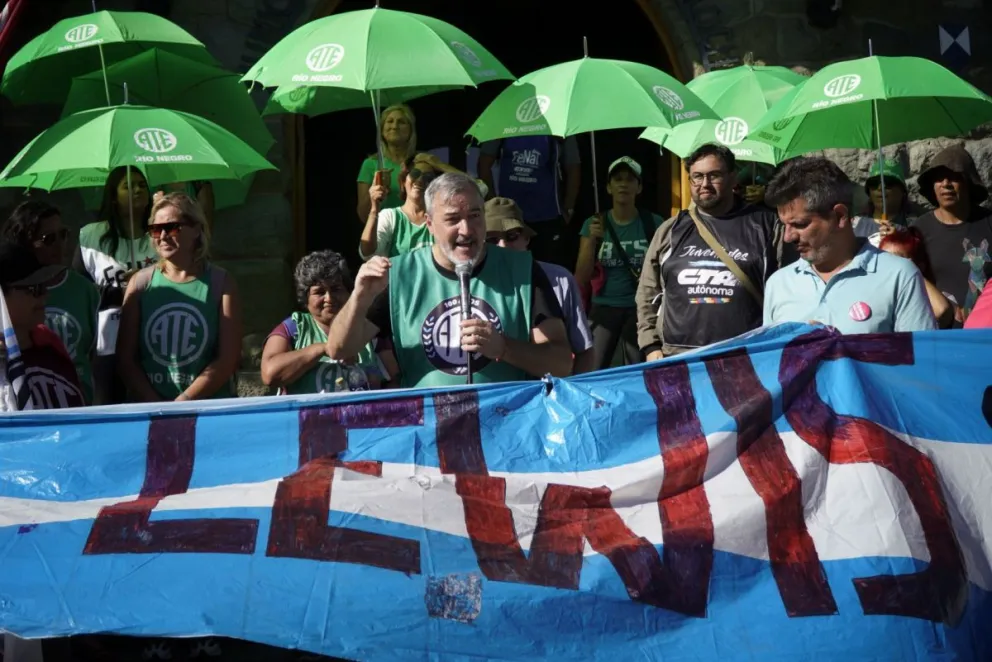 Una vez más, marchan a Lago Escondido para exigir por las costas libres