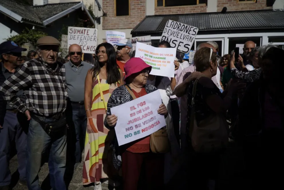 En defensa de sus derechos, jubilados realizan una nueva concentración 