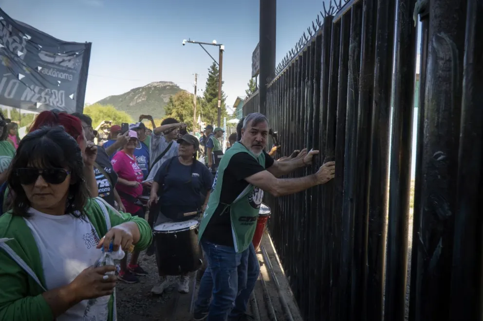 Los gremios marcharon para exigir el acceso libre a Lago Escondido