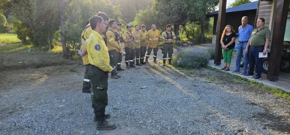En el marco del incendio, Weretilneck llegó a Bariloche para reunirse con los combatientes