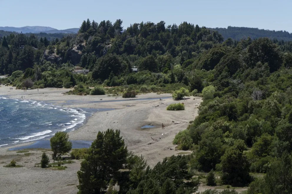 Desalojaron al hombre que usurpó tierras del Ejercito en el lago Moreno