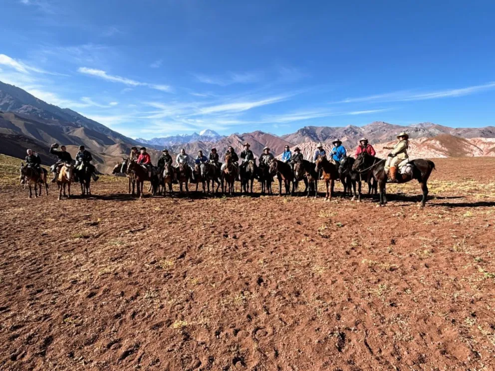 A caballo, recorrió el camino que hizo San Martín por la cordillera de los Andes