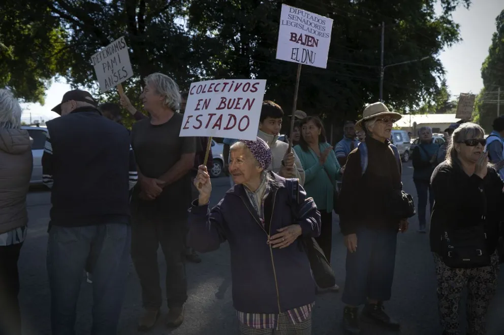 Jubilados reclamaron en la puerta del PAMI