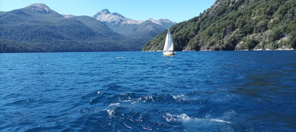 A pesar de la prohibición, siguen navegando por el brazo Tristeza