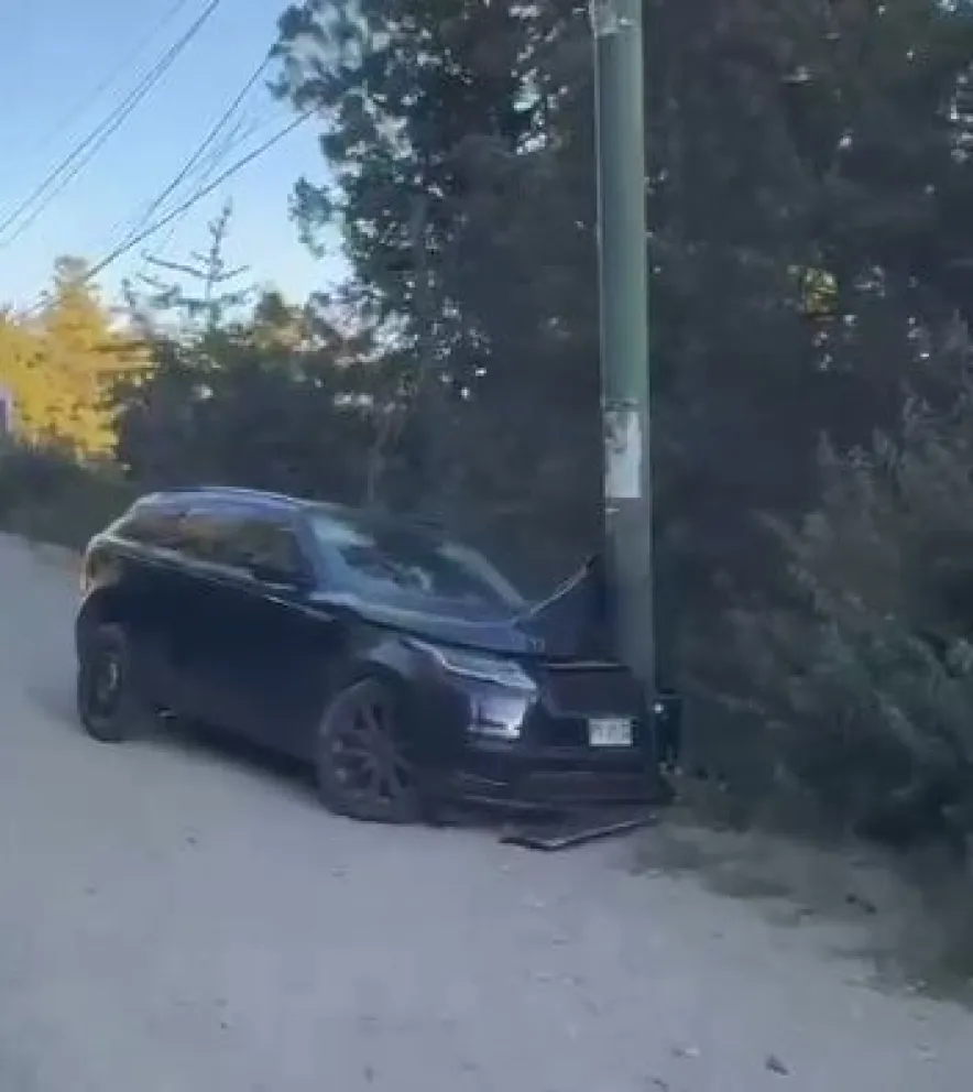 Conducía borracho y chocó contra un poste