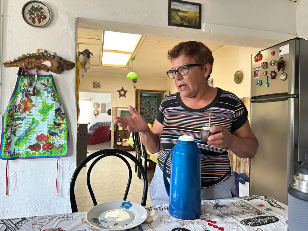 Carmen, la mujer que recibe a los visitantes de Río Chico