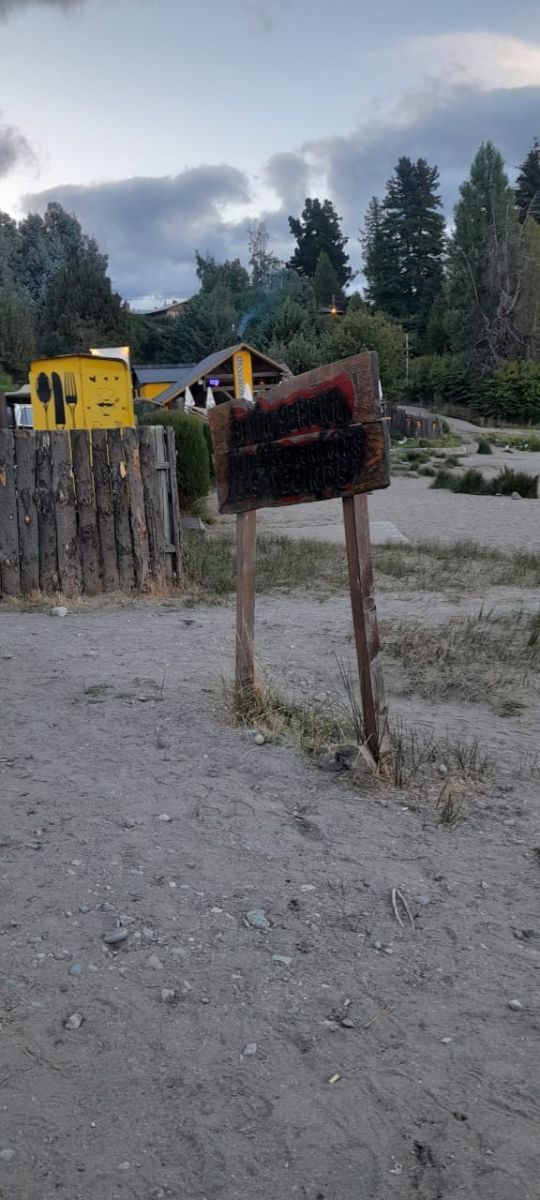 Denuncian el vandalismo hacia el cartel ubicado en playa Bahía Serena