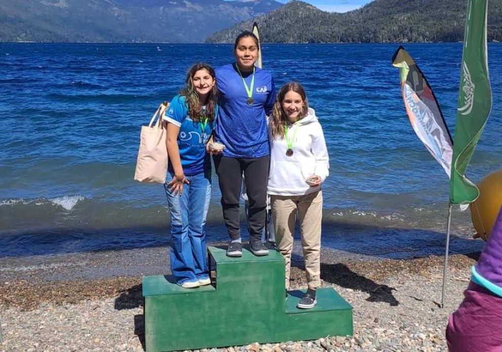 En el lago Gutiérrez, Mayte Puca completó un verano soñado y espectacular