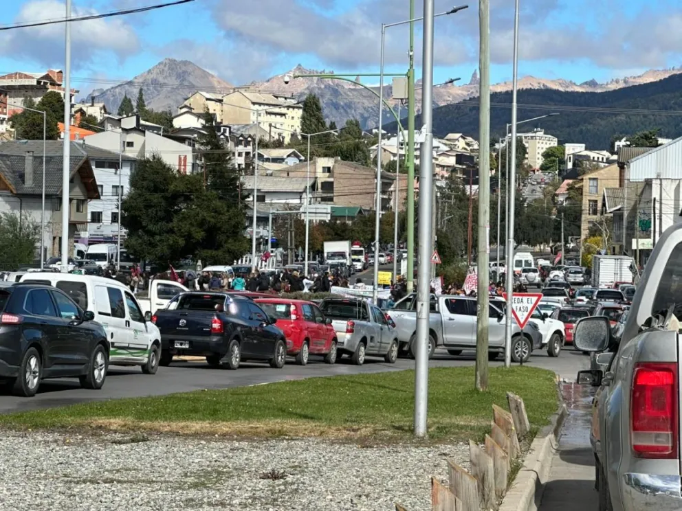 Corte de tránsito en la rotonda del Ñireco por manifestación de salud