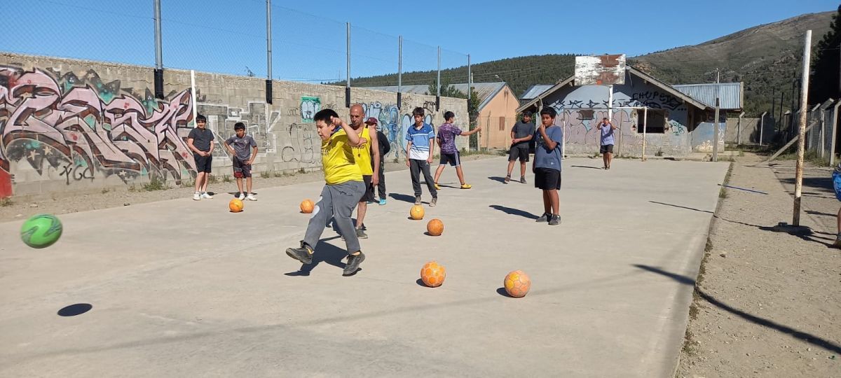 Aman el fútbol y tras una donación, muchos chicos jugaron por primera vez con botines