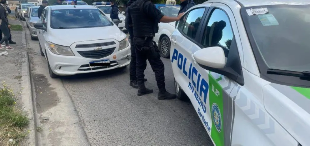 Dejó el auto en marcha para ir a comprar y se lo robaron