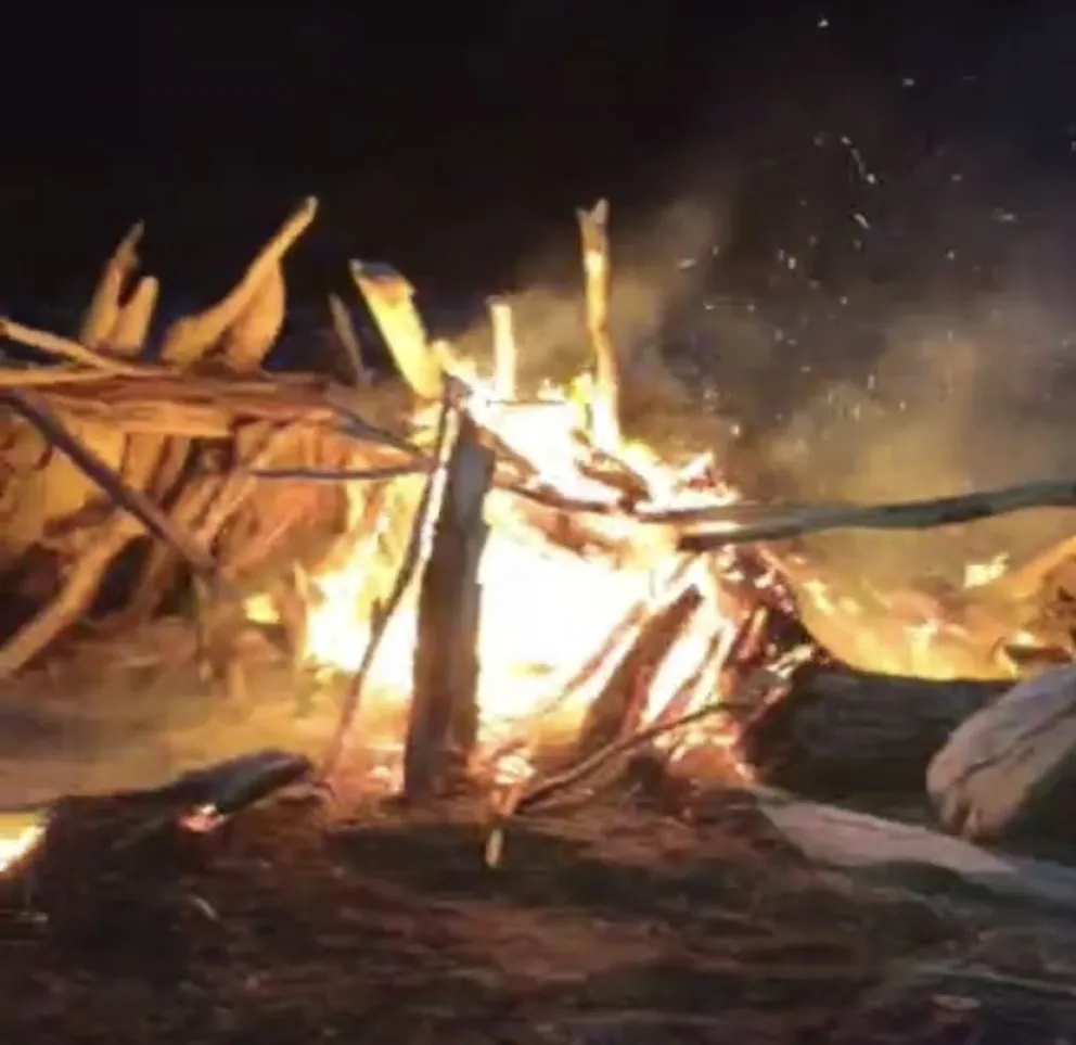 Una pareja de extranjeros prendió una fogata en la playa y se descontroló el fuego