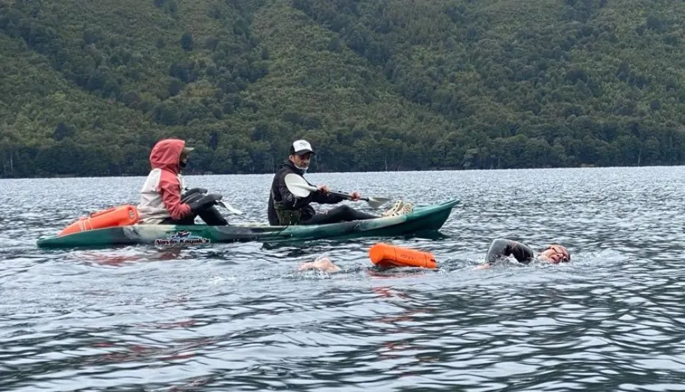 Ya nadó por cuatros lagos y va por el Huapi con un objetivo de concientización