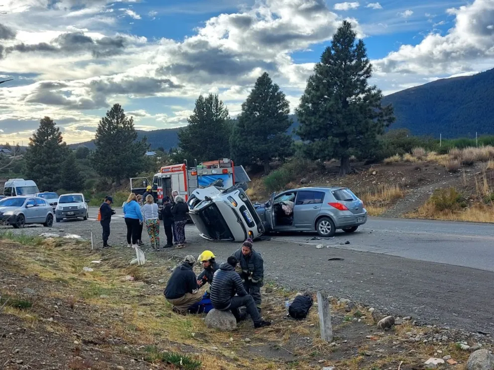 Un auto volcó tras un fuerte choque en la zona sur de la ciudad