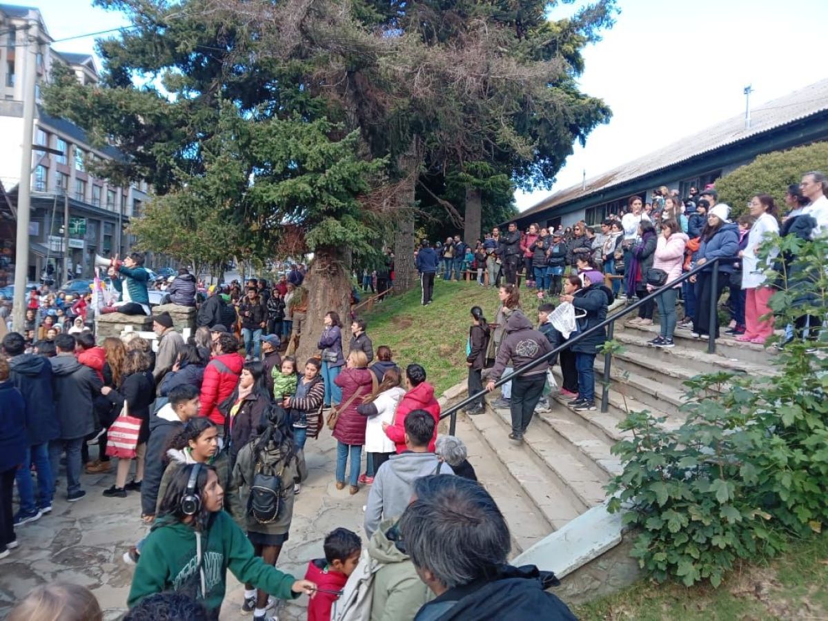 Casi cuatro mil personas formaron parte del abrazo simbólico al Hospital Zonal Bariloche 