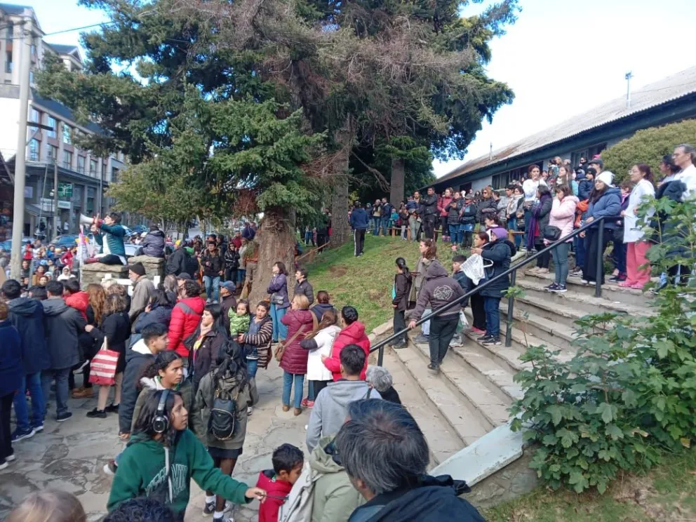 Casi cuatro mil personas formaron parte del abrazo simbólico al Hospital Zonal Bariloche 