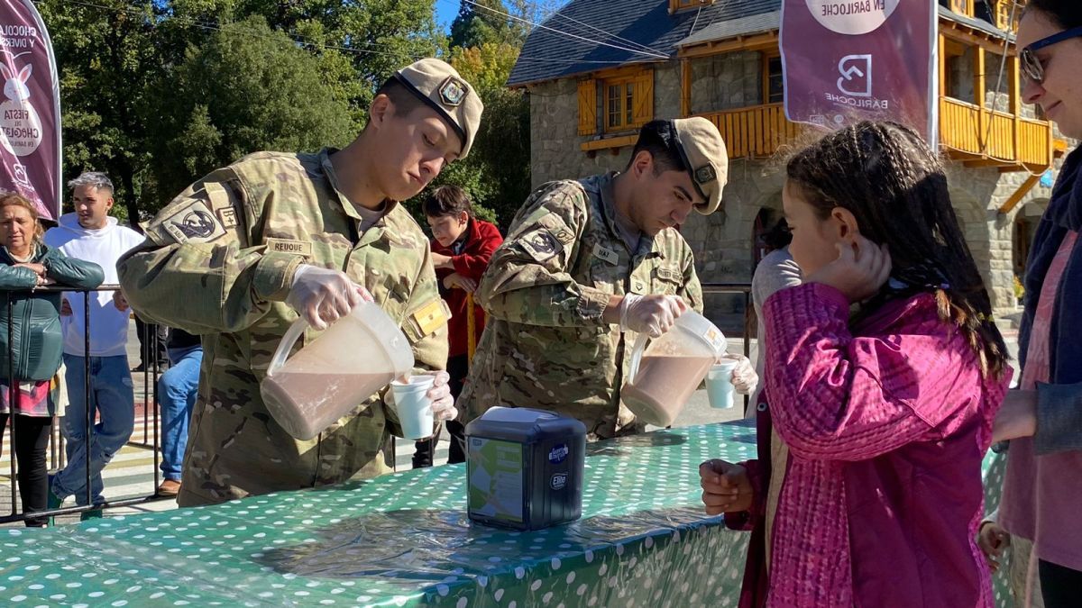 La Escuela Militar de Montaña cerró la Fiesta del Chocolate con su tradicional chocolate caliente