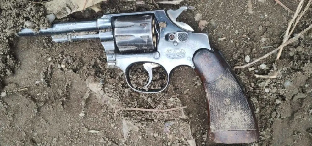 Apuntó con un arma de fuego a efectivos policiales y fue detenido