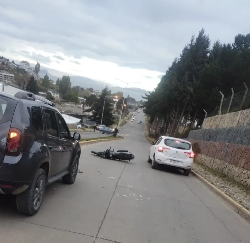 Perdió el control mientras manejaba la moto y terminó chocando contra un poste 